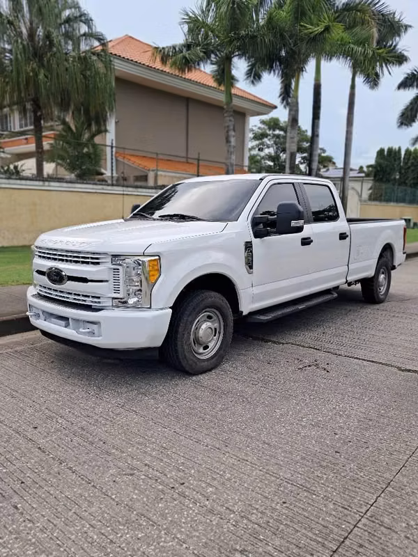Vendo Ford F250 Super Duty 2017 con 88113 kms Comprada en Panamá.