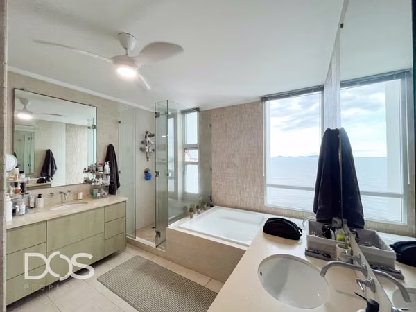 VENTA DE APARTAMENTO FRENTE AL MAR REMODELADO EN COSTA DEL ESTE