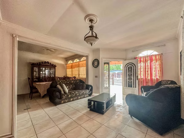 For Sale House in Parque Lefevre