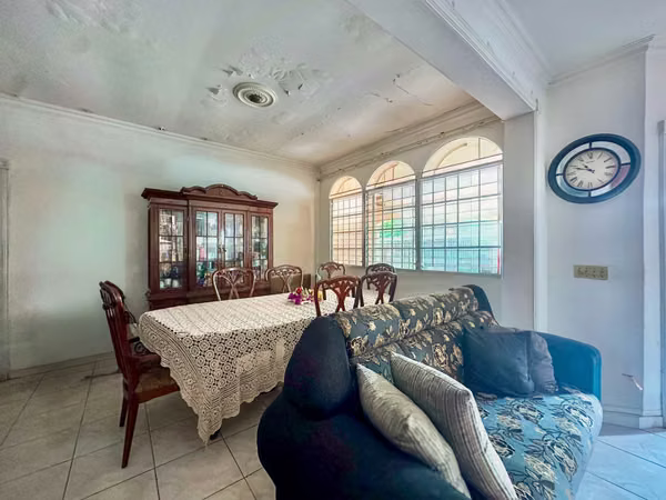 For Sale House in Parque Lefevre