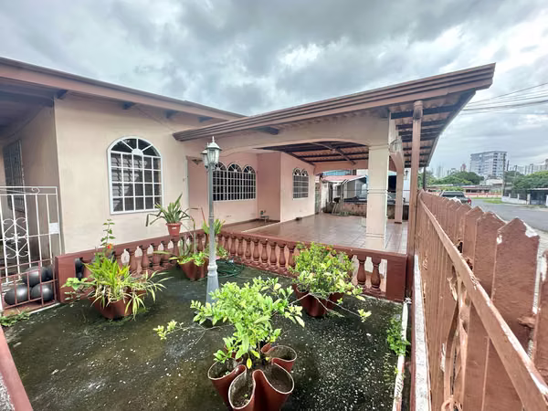 For Sale House in Parque Lefevre