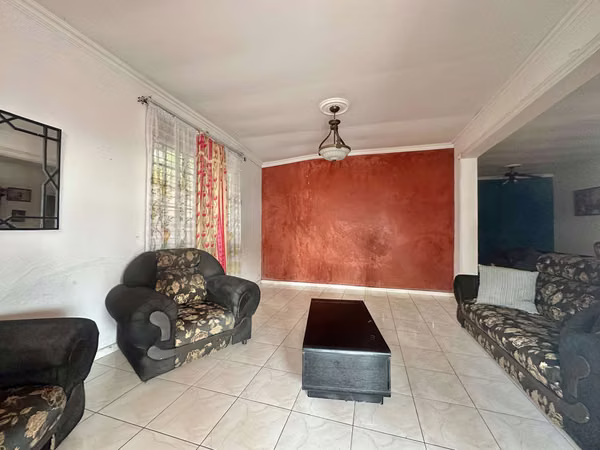 For Sale House in Parque Lefevre