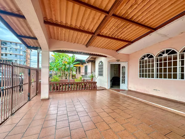 For Sale House in Parque Lefevre