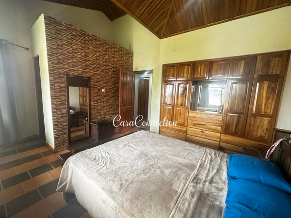 SE VENDE CASA AMPLIA EN ÁREA COMERCIAL DE VOLCÁN