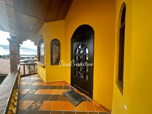 SE VENDE CASA AMPLIA EN ÁREA COMERCIAL DE VOLCÁN