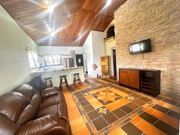 SE VENDE CASA AMPLIA EN ÁREA COMERCIAL DE VOLCÁN