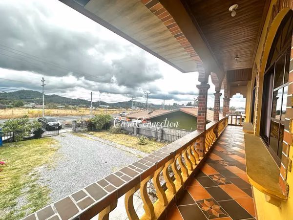 SE VENDE CASA AMPLIA EN ÁREA COMERCIAL DE VOLCÁN