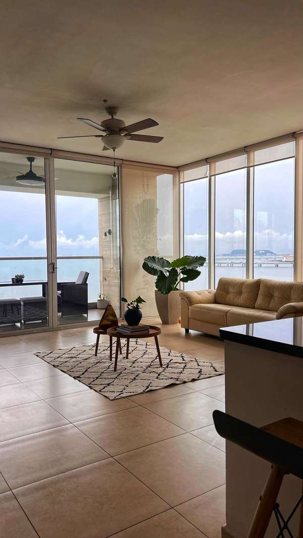 It sells spectacular apartment on Avenida Balboa with sea view