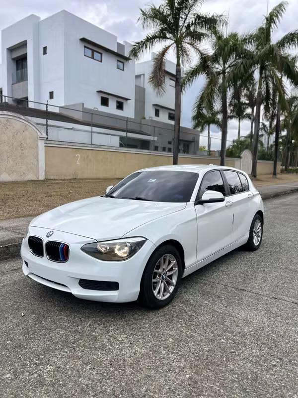 Se vende BMW 116i 2012 con 60,276 kms, cuenta con motor 1.6L turbo gasolina, transmisión automática y tracción RWD, hatchback deportivo y elegante listo para disfrutar
