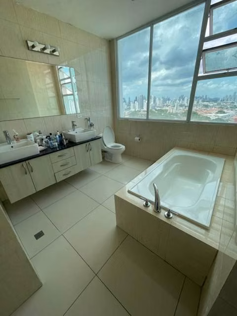 APARTAMENTO EN VENTA EN PH HIGHLAND VIEW, 12 DE OCTUBRE.