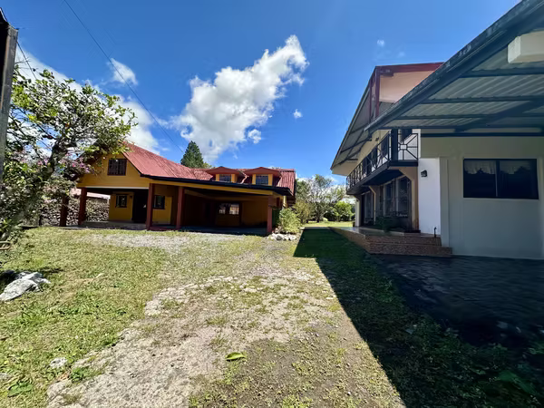 SE VENDEN DOS CASAS EN AMPLIO LOTE EN ÁREA CÉNTRICA DE VOLCÁN