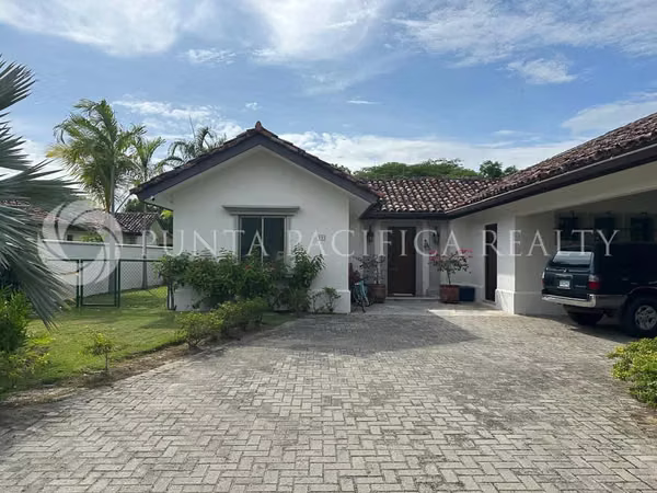 Ganga | En Venta | Villa de Lujo Frente Al Lago en Buenaventura