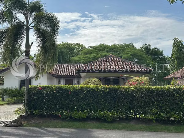 Ganga | En Venta | Villa de Lujo Frente Al Lago en Buenaventura
