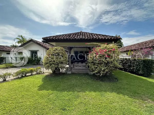 Ganga | En Venta | Villa de Lujo Frente Al Lago en Buenaventura