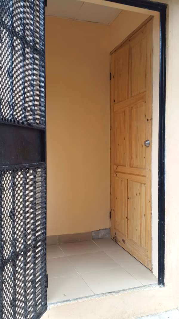 Independent room rental. The Andes # 1 $280 near the Sugar Bread Metro Station.