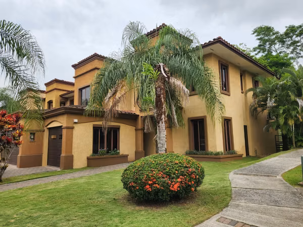 LIVE IN YOUR HOUSE RODEADO OF NATURALEZA in the best location of Embassy Club