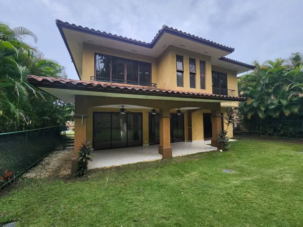 LIVE IN YOUR HOUSE RODEADO OF NATURALEZA in the best location of Embassy Club