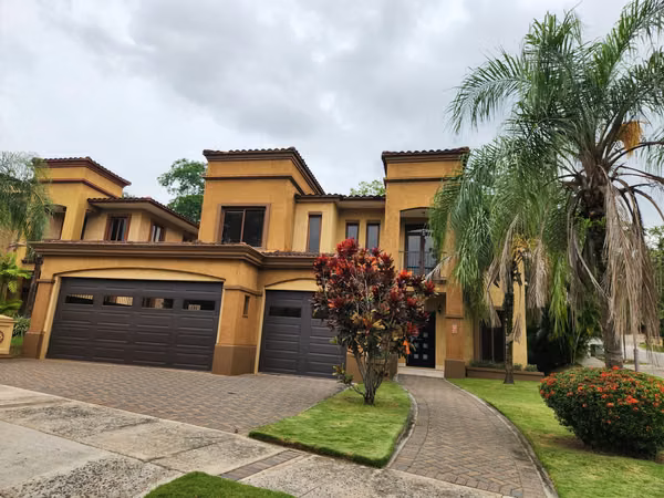 LIVE IN YOUR HOUSE RODEADO OF NATURALEZA in the best location of Embassy Club