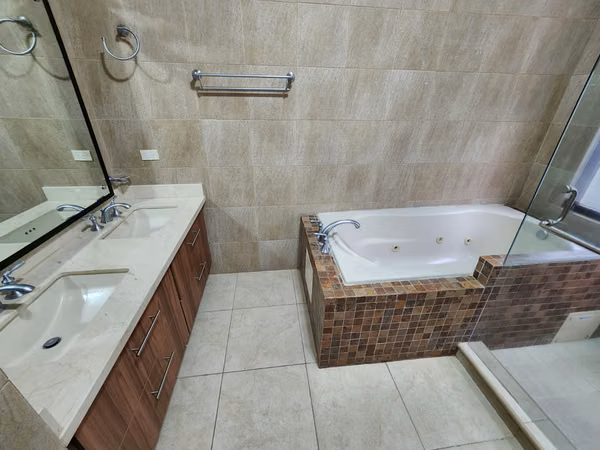LIVE IN YOUR HOUSE RODEADO OF NATURALEZA in the best location of Embassy Club
