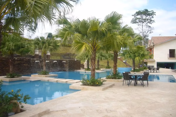LIVE IN YOUR HOUSE RODEADO OF NATURALEZA in the best location of Embassy Club