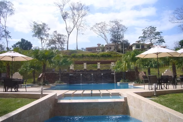 LIVE IN YOUR HOUSE RODEADO OF NATURALEZA in the best location of Embassy Club