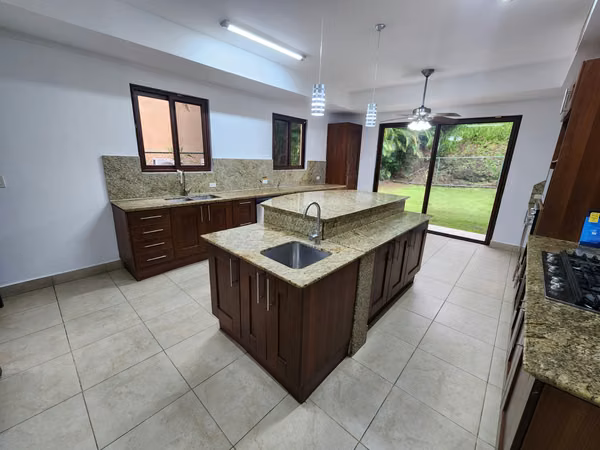 LIVE IN YOUR HOUSE RODEADO OF NATURALEZA in the best location of Embassy Club