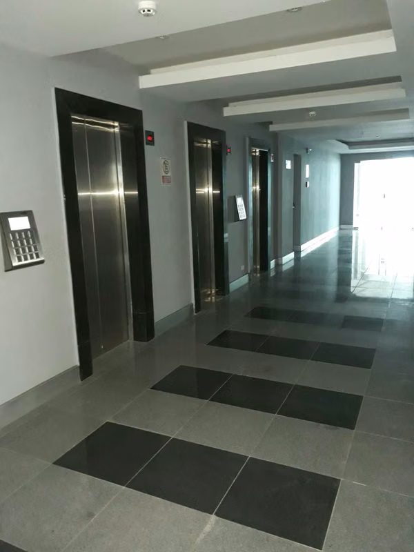 OFICINA vista Mar/ciudad Costa Este ALQUILER/VENTA en gris Financial Park 1000mts2