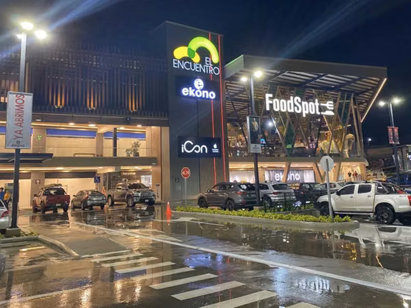 SE VENDE PLAZA COMERCIAL EN OBARRIO