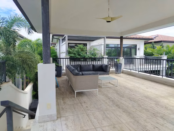 Se Vende Casa en Velamar, Buenaventura (Frente Al Mar)