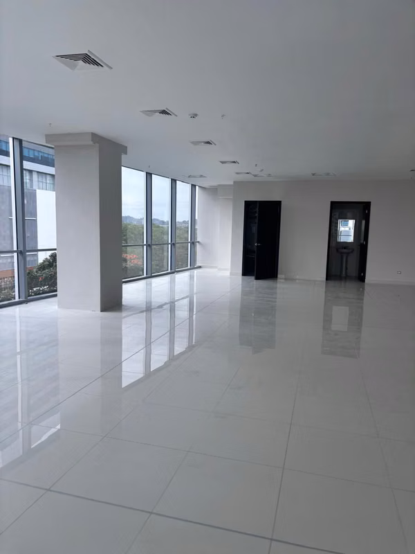 Se alquila oficina en Costa del Este 180 mts2