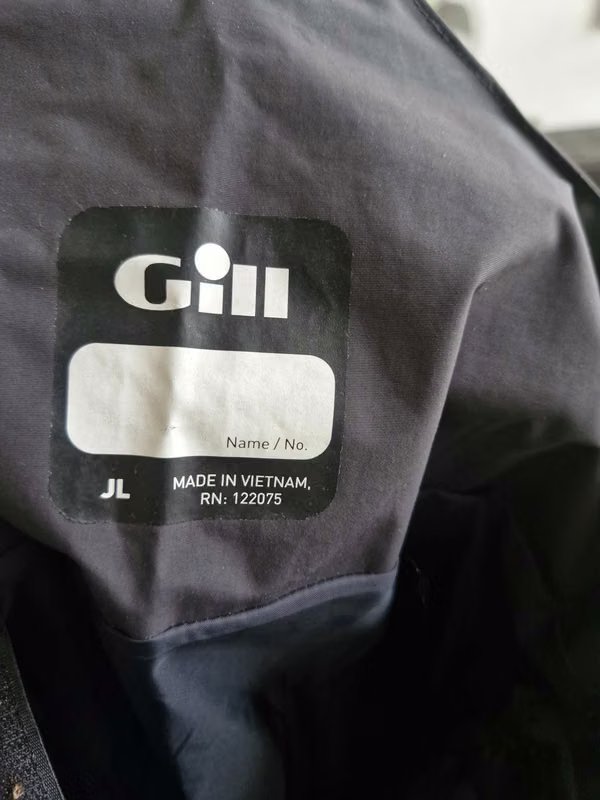 Ganga, vendo por viaje, marcas Gill:  2 salvavidas para niños y 1 par pantalones perfecto estado