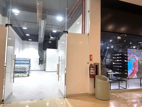 WESTLAND MALL LOCAL DE 60 M2 EN PLANTA BAJA Y LISTO PARA OCUPAR