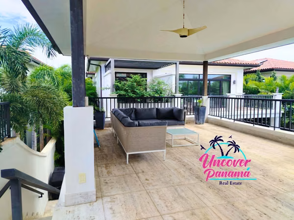 Luxury Residence in Velamar Village