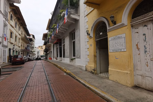 Proyecto de Restauración en Casco Viejo: Edificio Histórico a la Venta