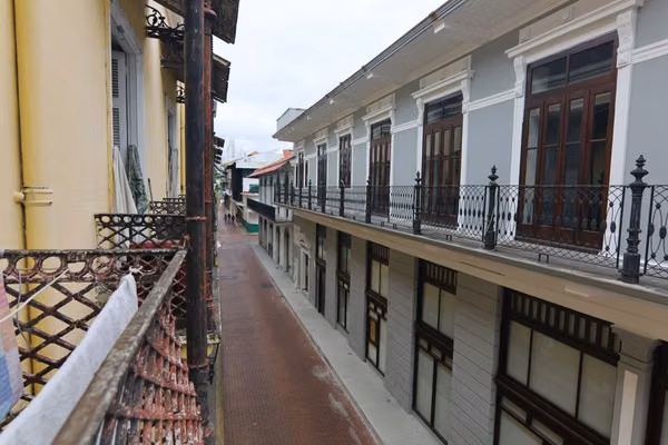 Proyecto de Restauración en Casco Viejo: Edificio Histórico a la Venta