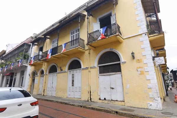 Proyecto de Restauración en Casco Viejo: Edificio Histórico a la Venta