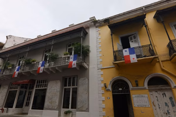 Proyecto de Restauración en Casco Viejo: Edificio Histórico a la Venta
