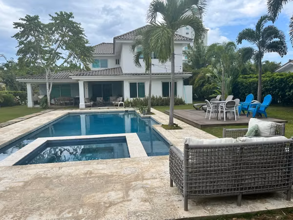 SPECIFIC HOUSE IN BIJAO, SALE