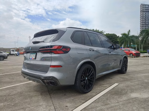 BMW X5 M60i
