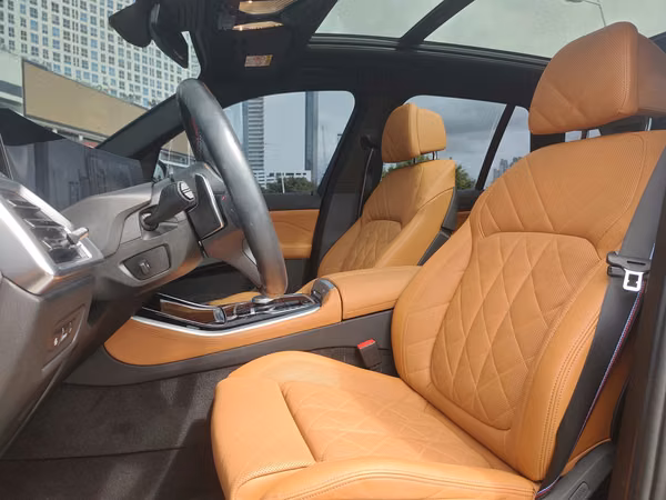BMW X5 M60i