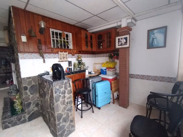 Venta de amplia y céntrica casa en Condado del Rey