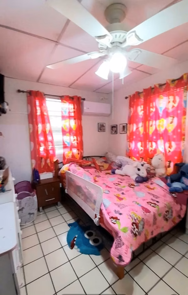 Venta de amplia y céntrica casa en Condado del Rey