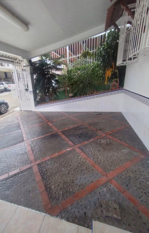 Venta de amplia y céntrica casa en Condado del Rey