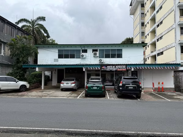 Venta de Casa Comercial en El Carmen, Bella Vista, 1,010m2 de Terreno y 772m2 de construcción