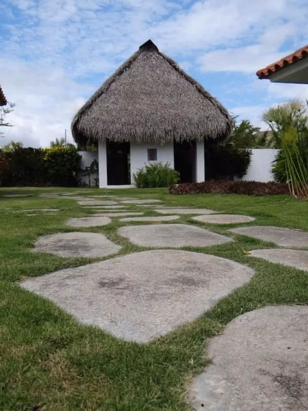 SALE OF HOUSE IN FARRALLÓN, COCLÉ. OCEANFRONT