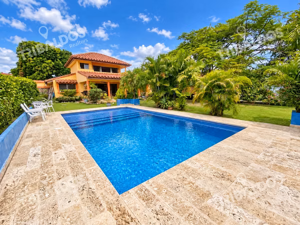Venta de Casa de 5 Recámaras con Piscina Privada y Jardín en Coronado
