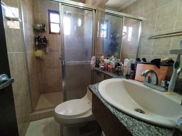 Venta de Casa 3 Niveles | 273 m² | Gimnasio + Bar | Mirador del Lago  - Las Cumbres