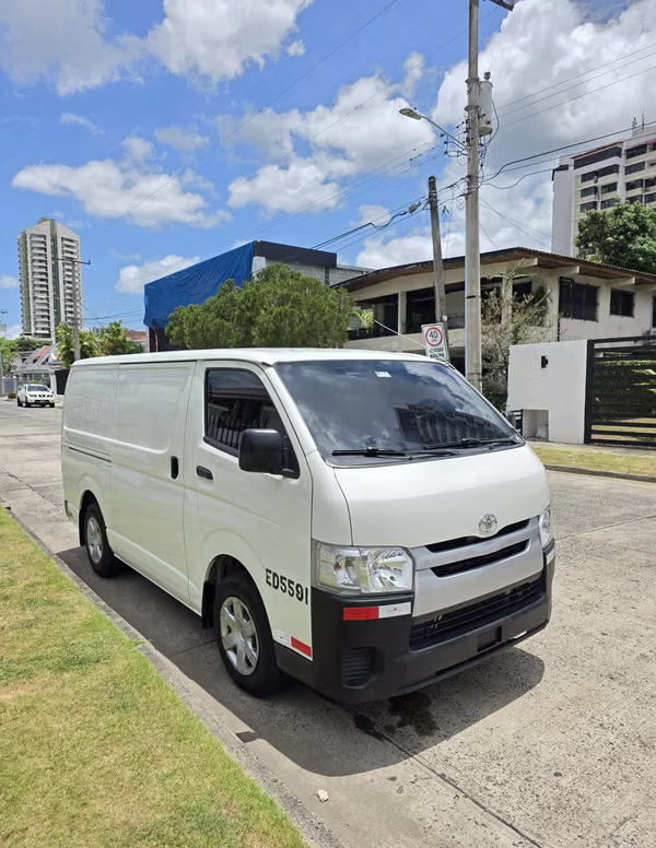 Toyota Hiace Panel 2022 Manual Diesel POCO USO 88,600 KILOMETROS en Excelentes Condiciones Precio 22,999 NEGOCIABLE