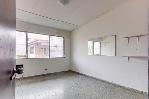 Oportunidad de Inversión en Bethania: Propiedad de uso Comercial con Terreno Adicional