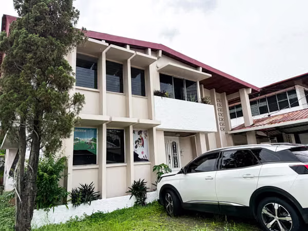 Oportunidad de Inversión en Bethania: Propiedad de uso Comercial con Terreno Adicional